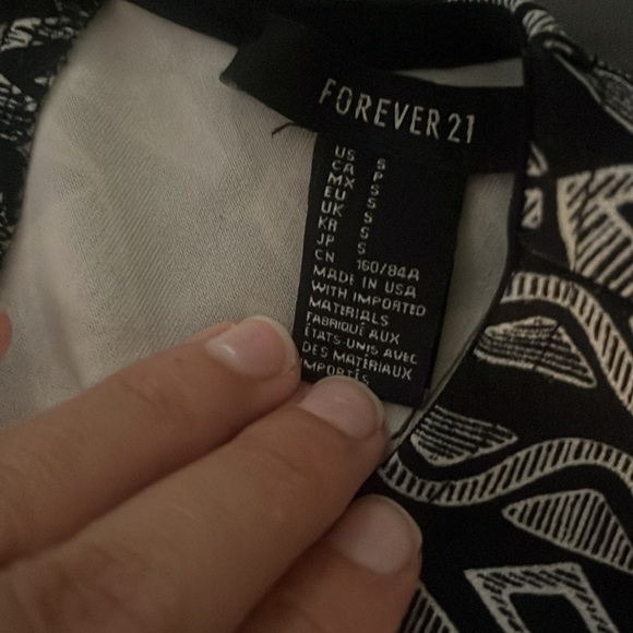 Forever 21 White & Black Patterned Crop Top - Size Small - Picture 2 of 3
